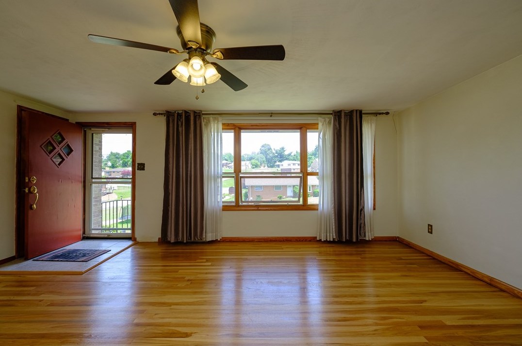 202 Robin Hood, North Huntingdon, PA 15642
