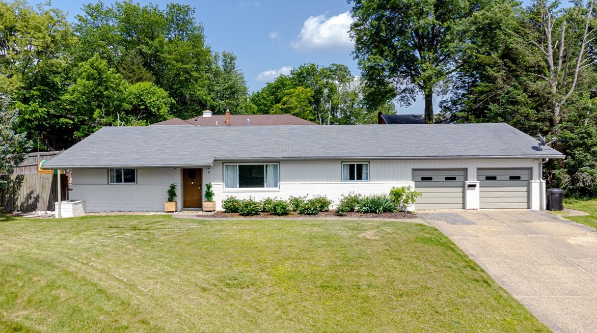 5 Venlo Dr, Monroeville, PA 15146