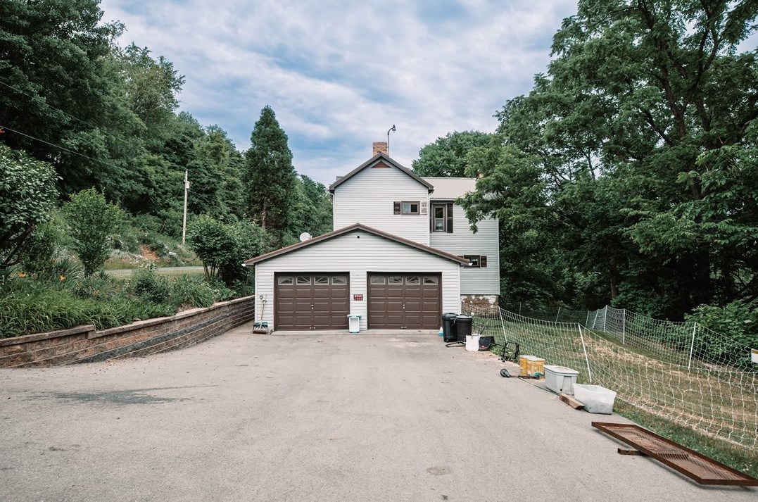 172 Creek Valley Rd, Ford City, PA 16226