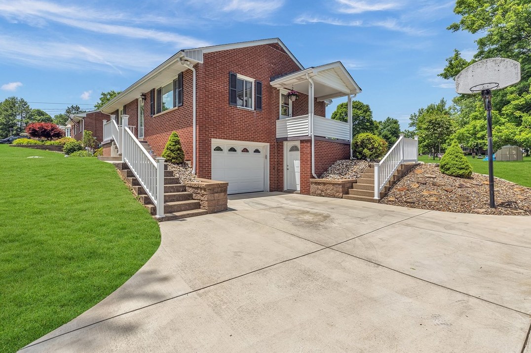 127 Hickory Dr, Beaver Falls, PA 15010