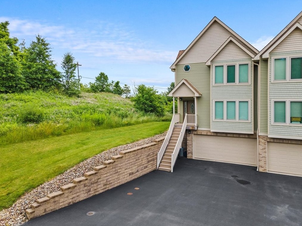372 Cherokee Dr, Beaver Falls, PA 15010