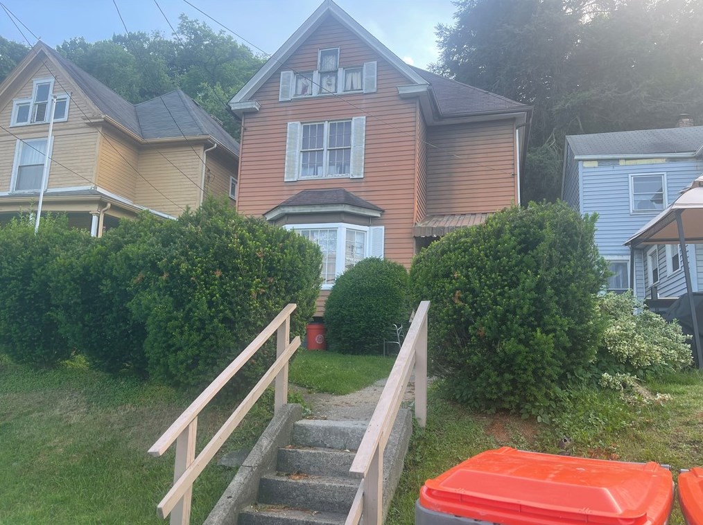 34 Bridge St, Beaver Falls, PA 15010