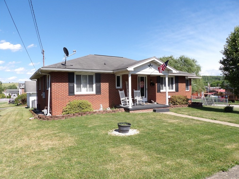 15 Maple St, Grays Landing, PA 15461
