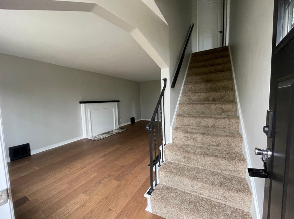 2060 Lindsay Rd, Pittsburgh, PA 15221