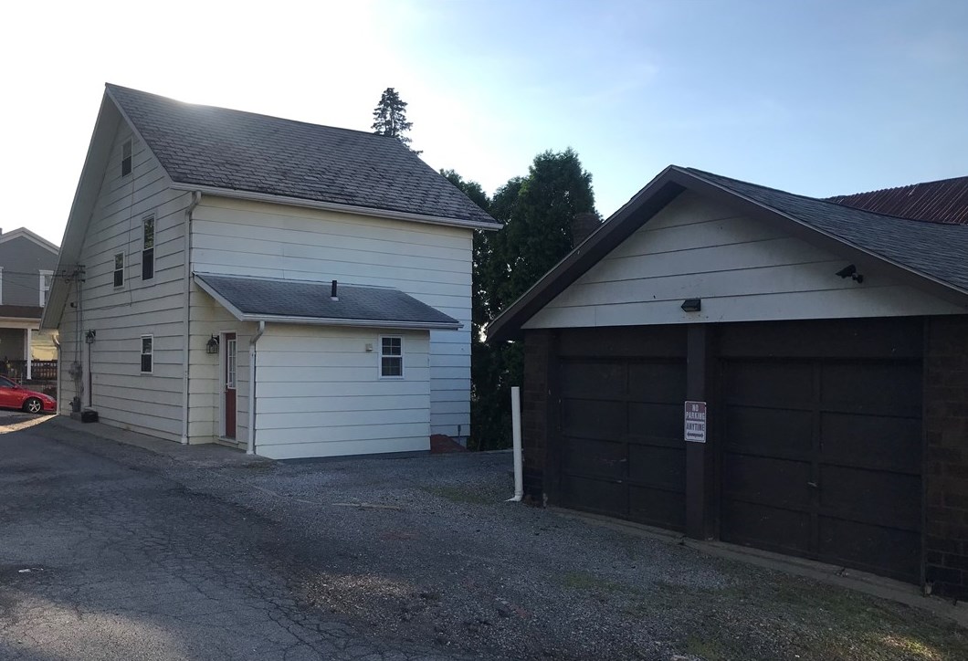 211 Freemont Ave, Butler, PA 16001-6431