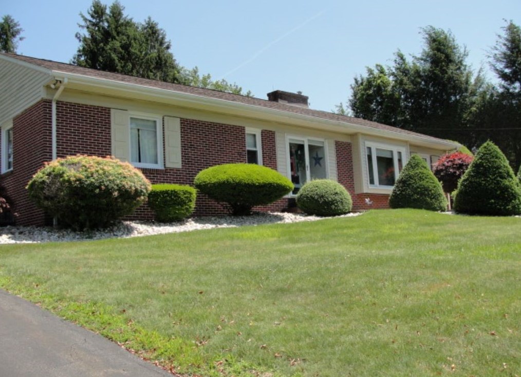 1004 Linden Dr, Jeannette, PA 15644