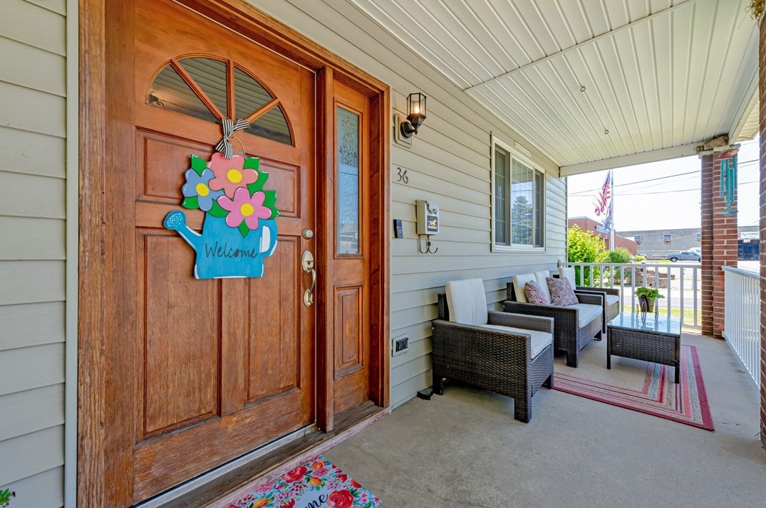 36 2nd St, Youngwood, PA 15697-1604
