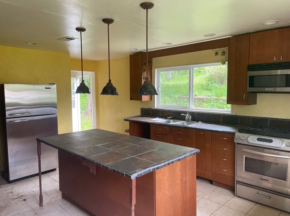 6147 Mountain Ave, Bethel Park, PA 15102-2226