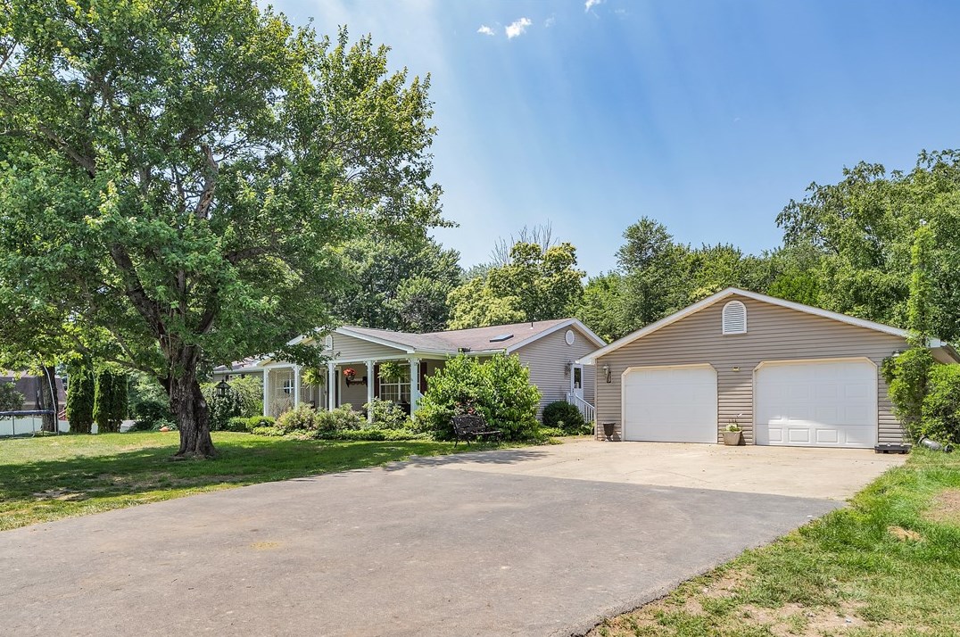 4404 Ellwood Rd, New Castle, PA 16101