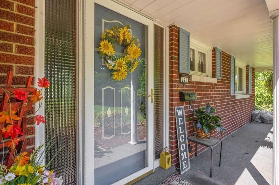 241 Mclaughlin Dr, New Kensington, PA 15068