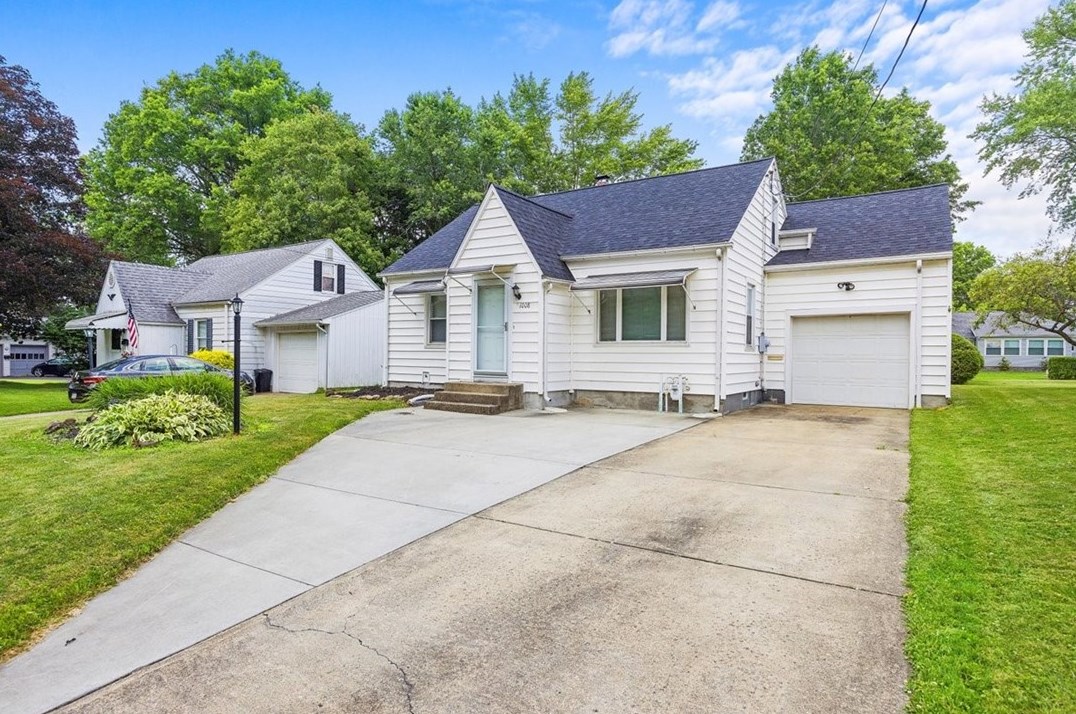 1008 Woodland Rd, Hermitage, PA 16150