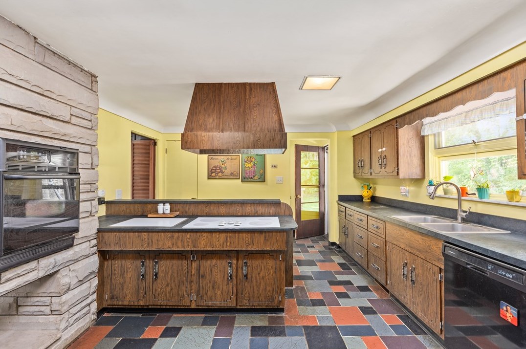 1562 Fairmont Dr, New Kensington PA  15068-5856 exterior