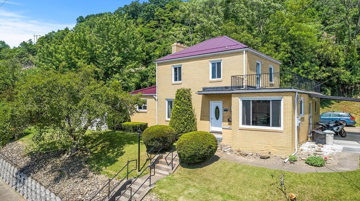 542 W 8th Ave, Tarentum, PA 15084