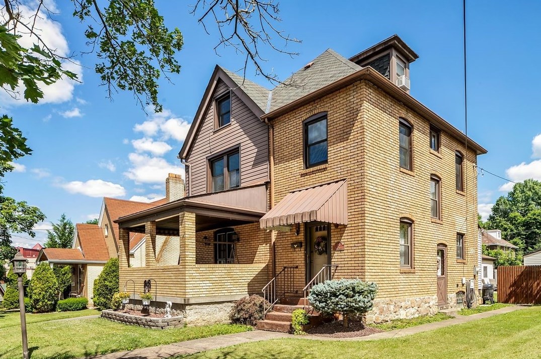 29 Elm St, Midland, PA 15059-1615