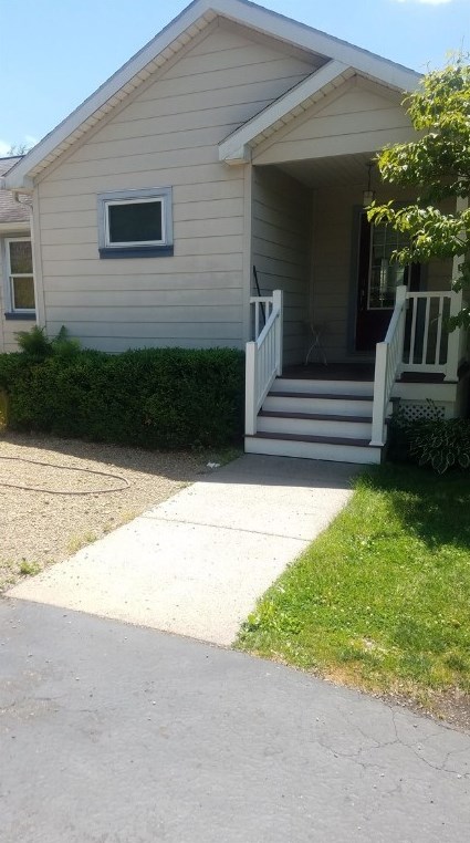435 Country Club Dr, Ellwood City, PA 16117