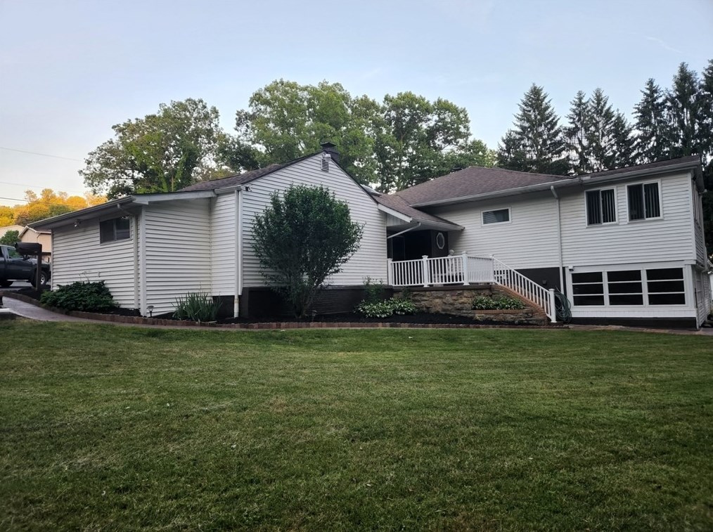 1013 Squaw Run Rd, Ellwood City, PA 16117