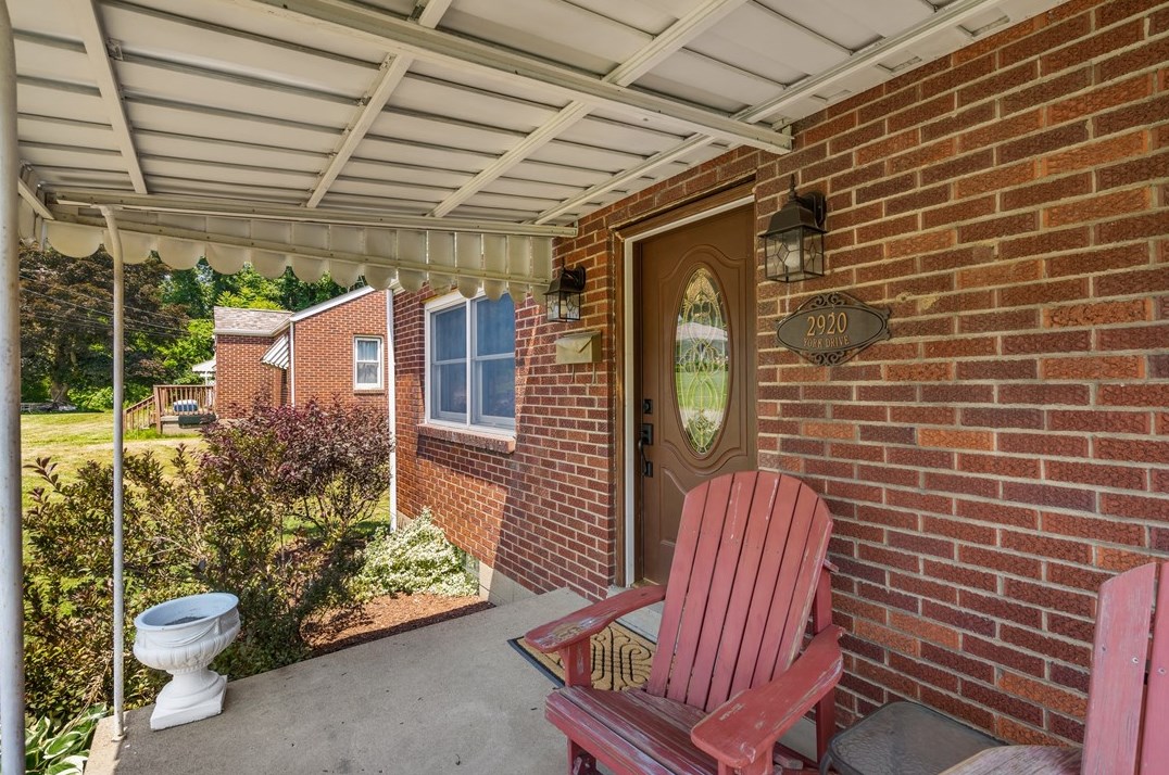 2920 York Dr, New Kensington, PA 15068