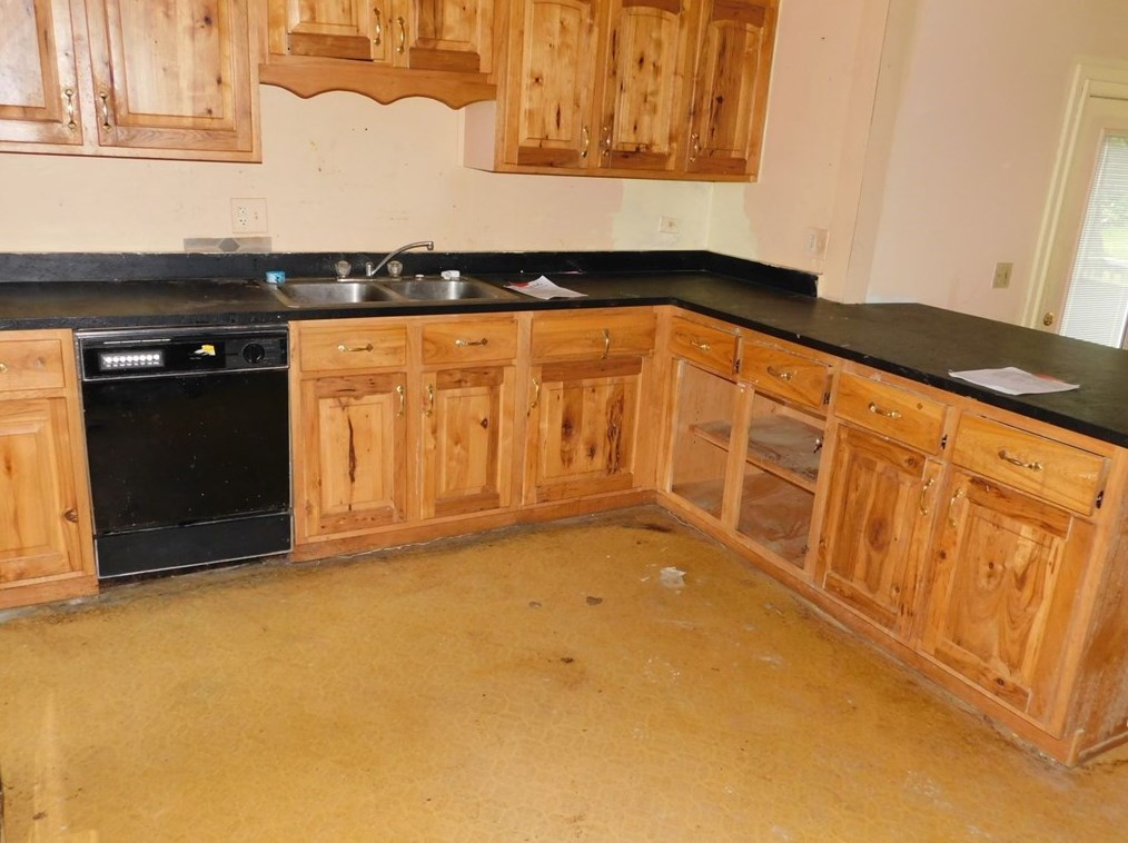 12 Little Pine Pl, Franklin, PA 16323