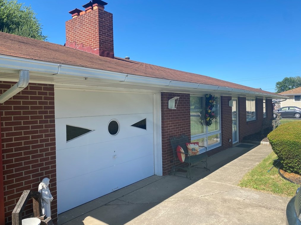 1904 Brigadoon Ln, New Castle, PA 16101-1324