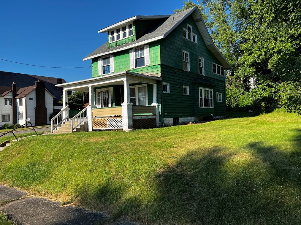 523 Fruit Ave, Hermitage, PA 16121