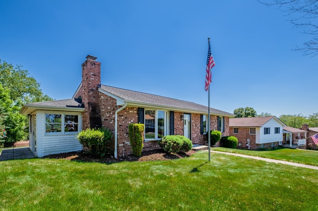 10 Farmcrest Dr, Cecil, PA 15321