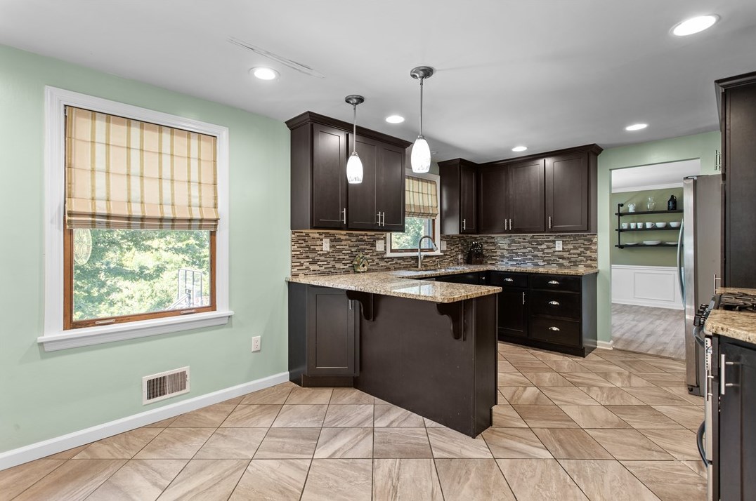 1113 Surrey Woods Rd, Bethel Park, PA 15102-3751