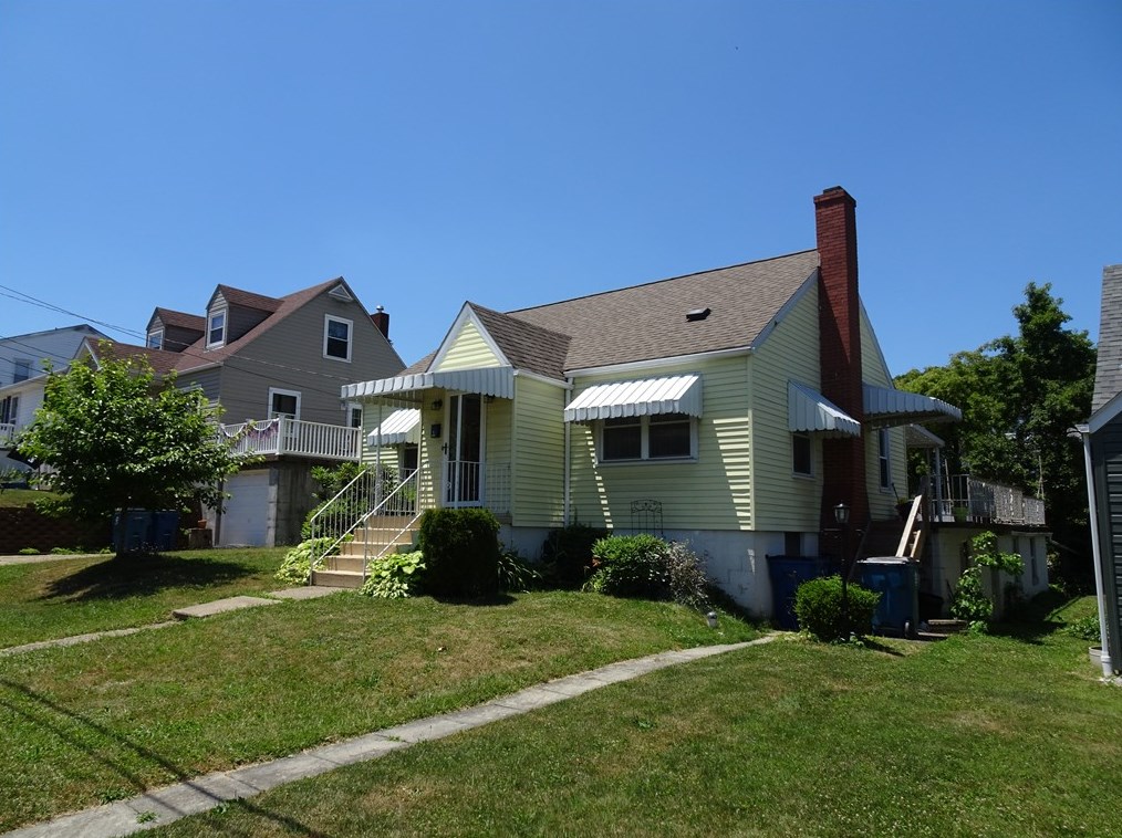 109 6th St, Youngwood, PA 15697-1323