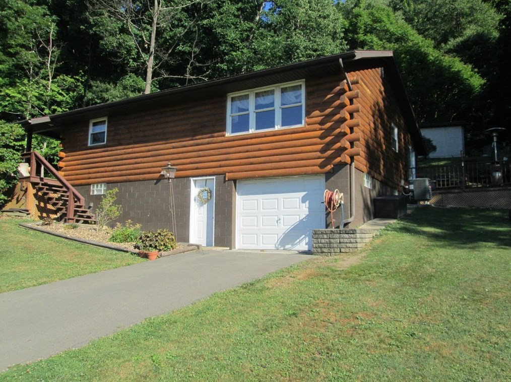 132 Claypoole Hill Rd, Ford City, PA 16226