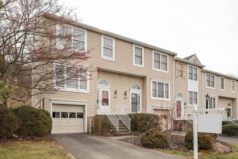 1211 Meadowbrook Dr, Canonsburg, PA 15317