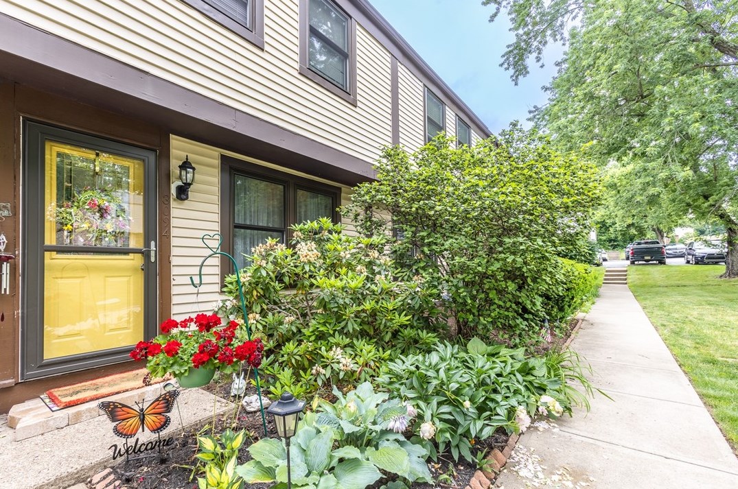 3094 Dara Dr, Library, PA 15129