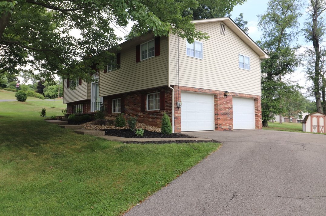 216 3rd St, Evans City, PA 16033-9238