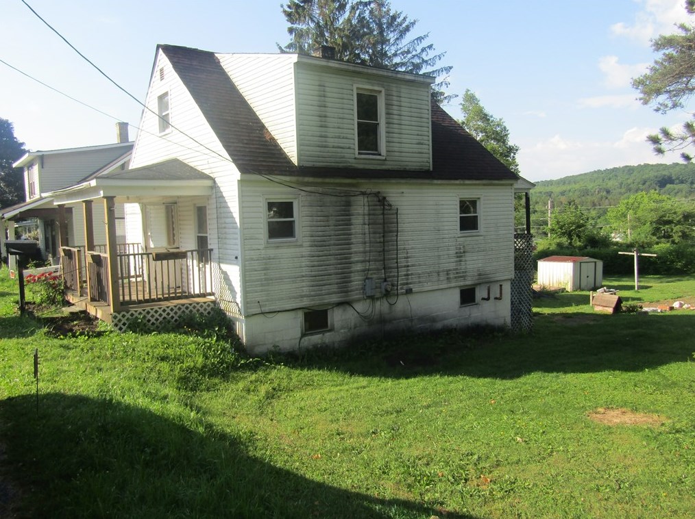 529 Oak St, Central City, PA 15926-1311
