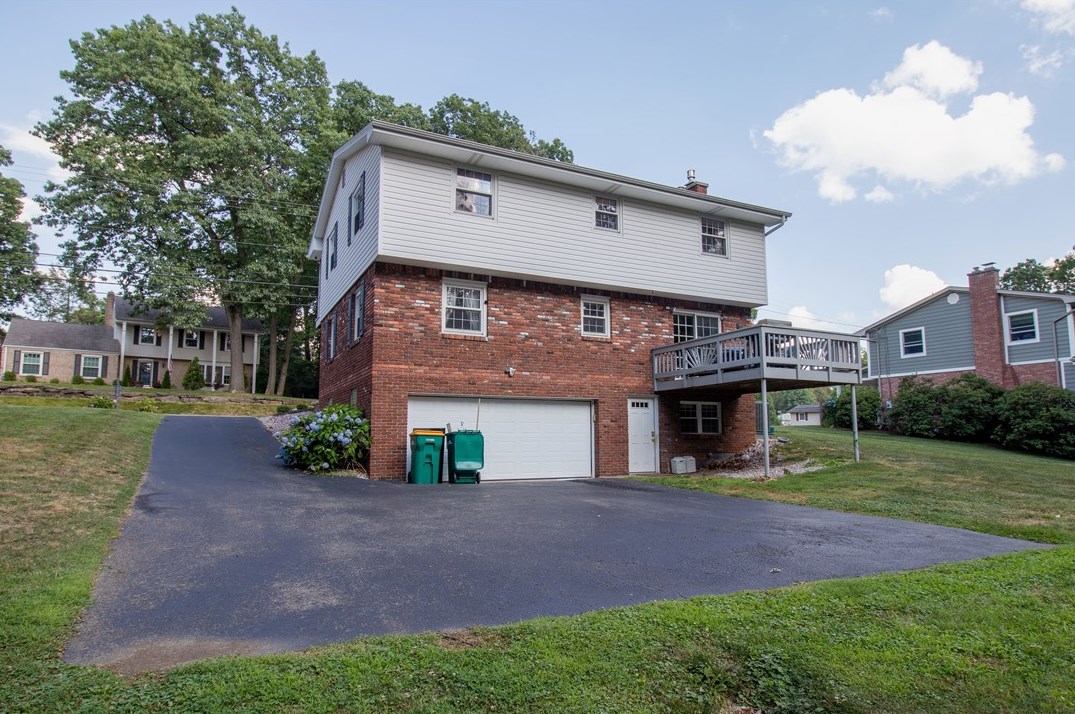 1027 Mountain View Dr, Greensburg, PA 15601-3747