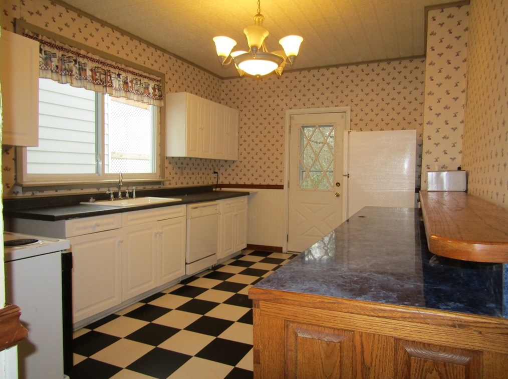 422 Walnut St, Point Marion, PA 15474-1157