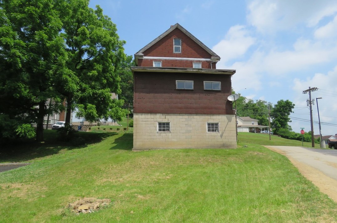 809 Depot St, Youngwood, PA 15697-1337