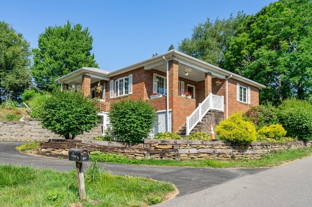 64 Preston Rd, Bentleyville, PA 15314