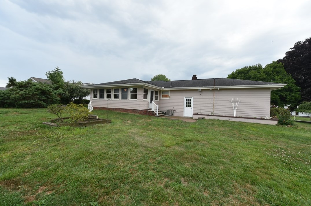 1013 Charles Dr, New Castle, PA 16101