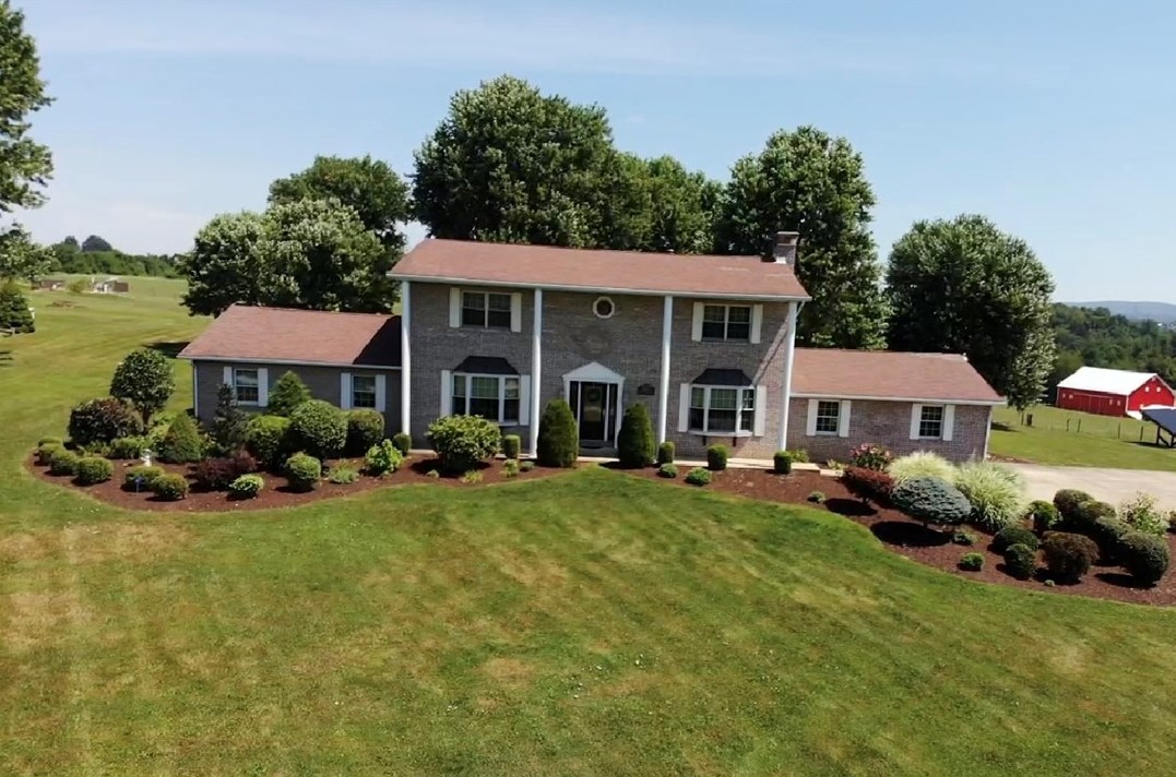 407 Amity Dr, Connellsville, PA 15425