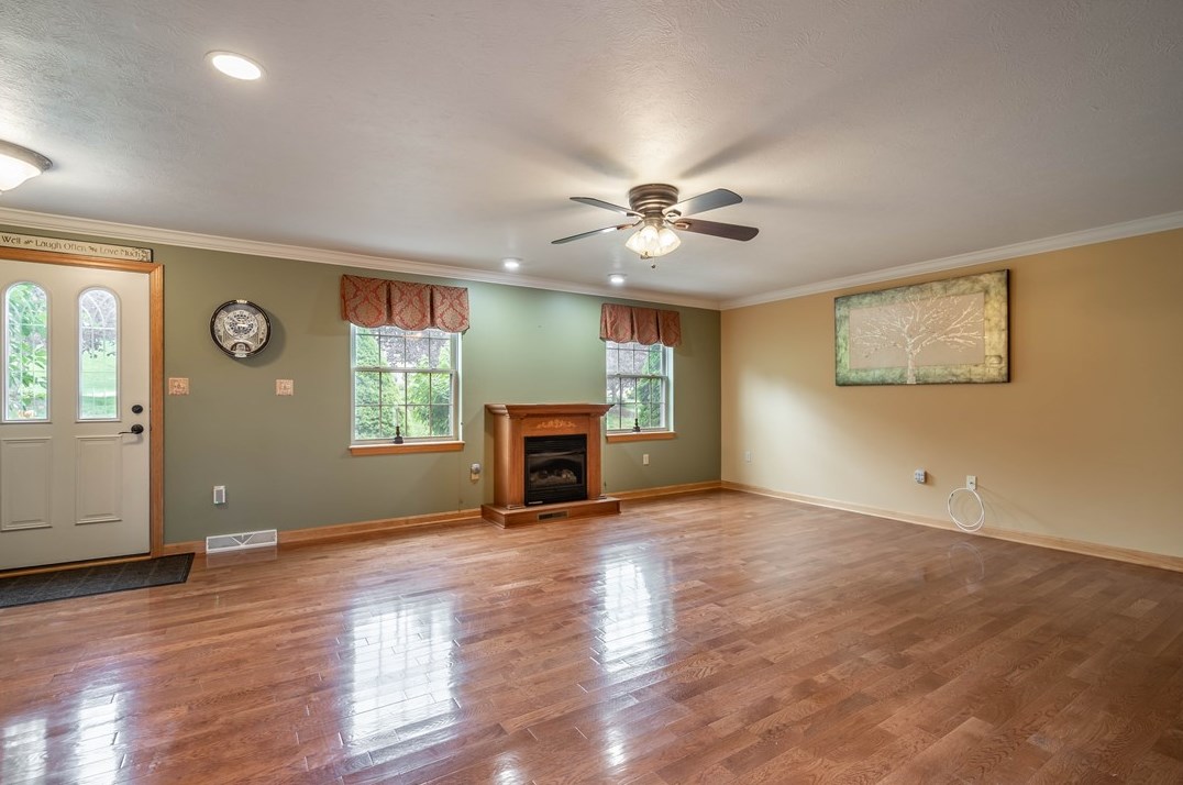 422 Linda Ln, Houston, PA 15342-1082