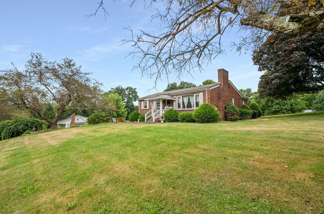 306 Court Dr, Valencia, PA 16059-2310