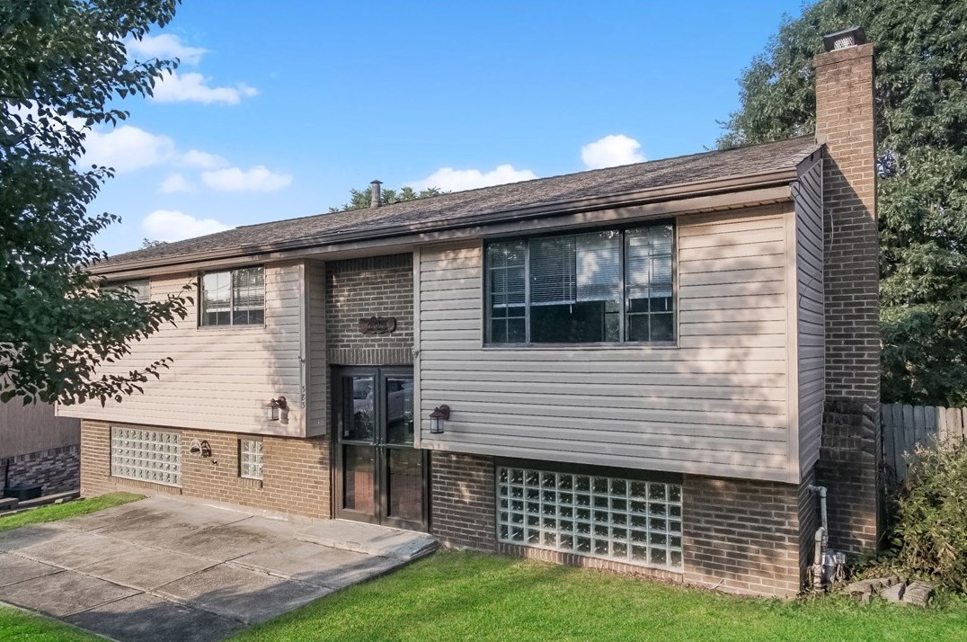 383 E James St, Whitaker, PA 15120