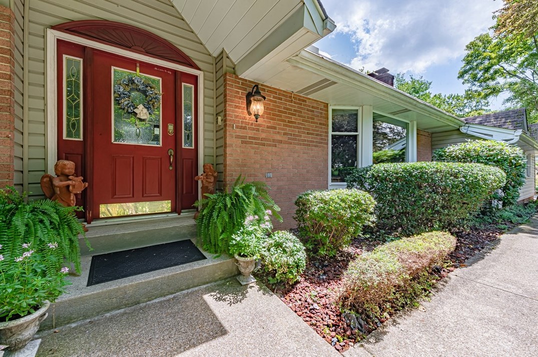 260 Maple Dr, Greensburg, PA 15601-5721