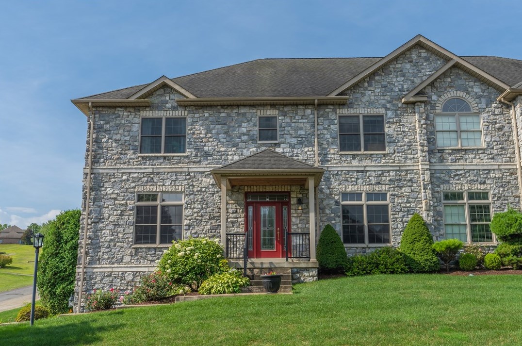 1003 Blackthorne Dr, Jeannette, PA 15644