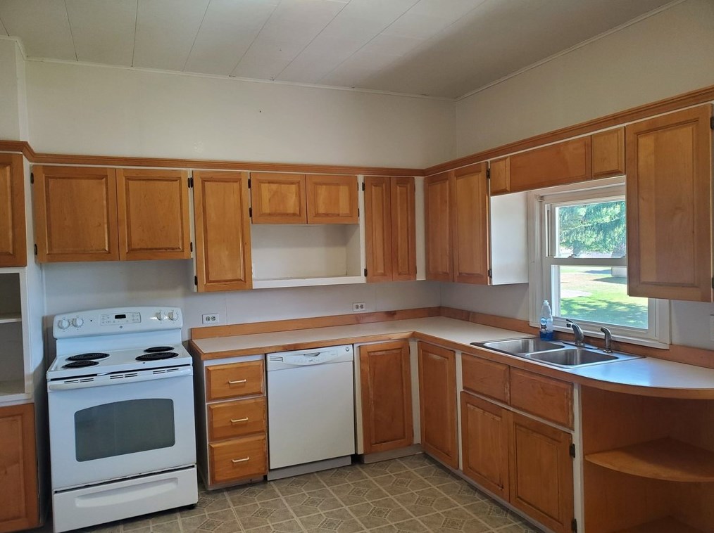 135 Fairview Main St, Petrolia, PA 16050-9509