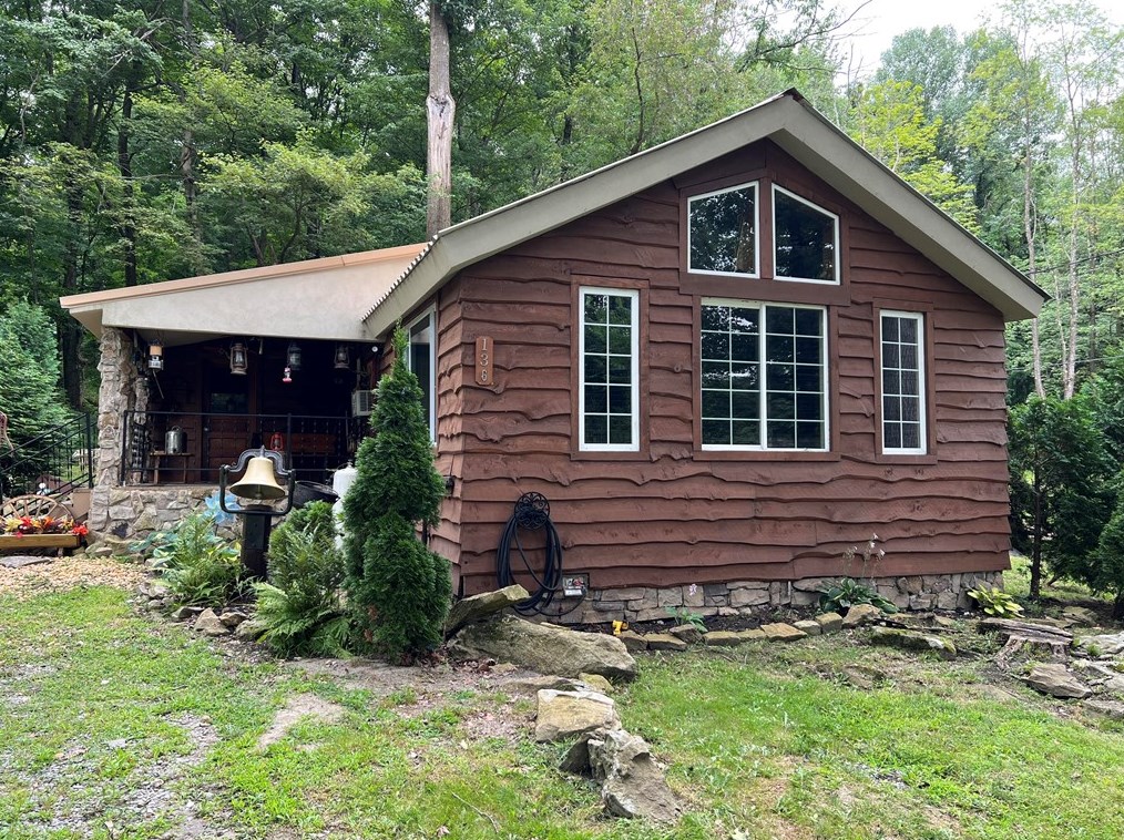 136 Crestview Rd, Acme, PA 15610-2401