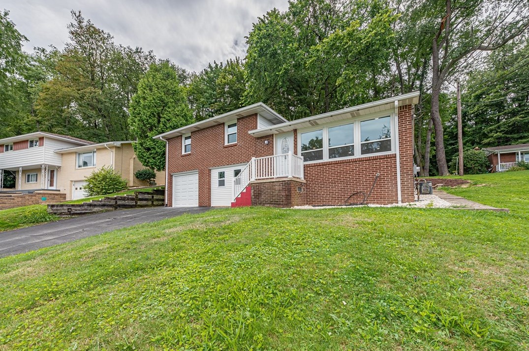 210 Robinhood Dr, North Huntingdon, PA 15642