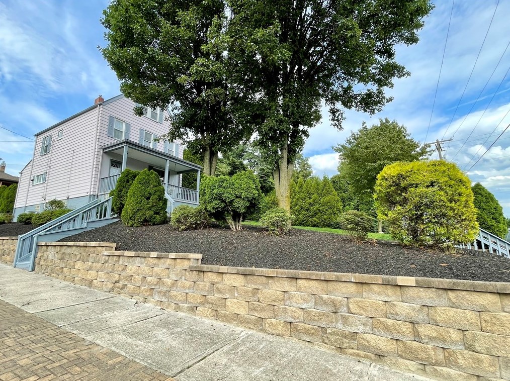 330 Porter St, Springdale, PA 15144-1117