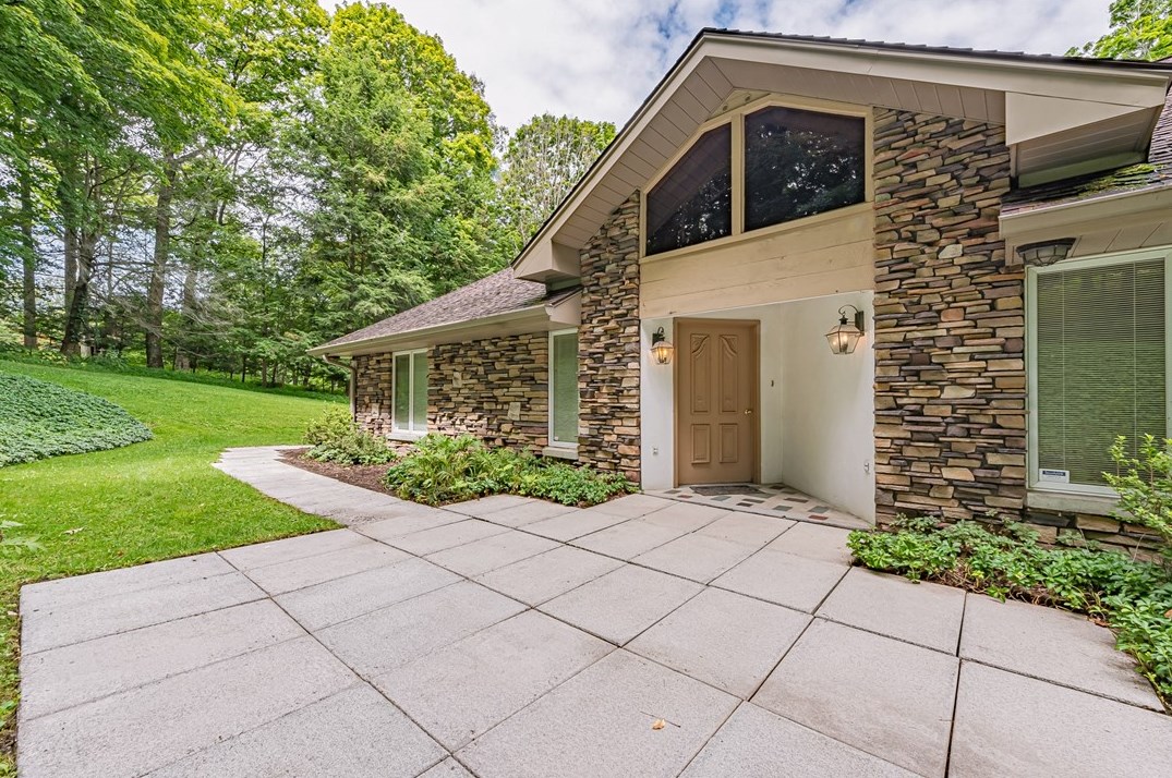 452 Mt Thor Rd, Greensburg, PA 15601-1215