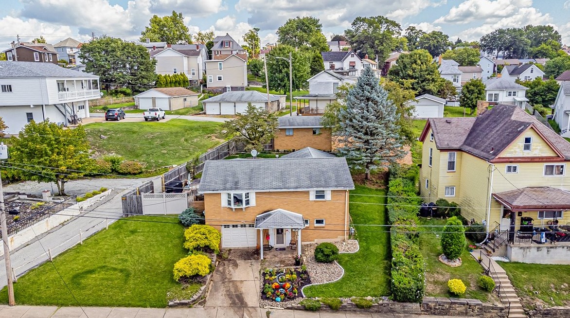 637 Chestnut St, North Huntingdon, PA 15642-3535