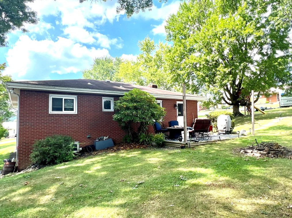 211 Lyons St, Houston PA  15342-1135 exterior